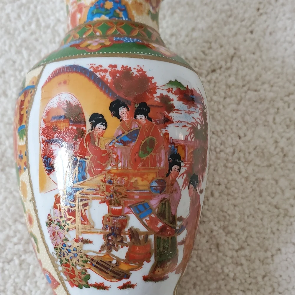 Vintage Pair of Asian Vases with scalloped top - Set of 2